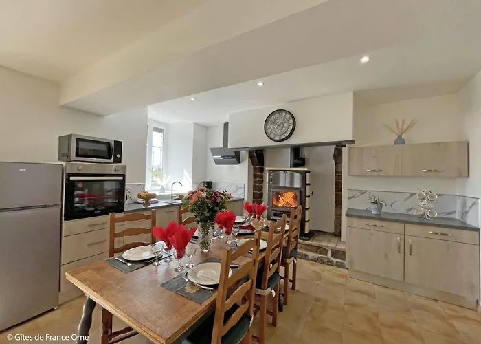 Maison Restauree Avec Charme A Domfront, Animaux Admis, Wifi, Pres Des Pistes Cyclables - Fr-1-497-201